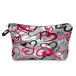 Bolsa de maquillaje elegante con estampado de corazones y texto de amor para uso diario.