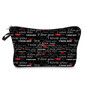 Vista detallada del neceser de maquillaje negro con estampado de amor romántico y corazones rojos.