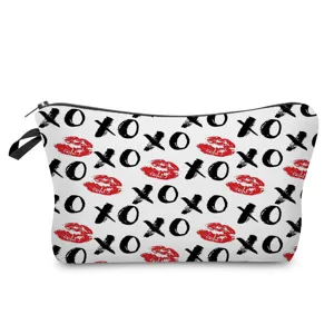 Bolsa cosmetica blanca con estampado XOXO y labios rojos, estuche de maquillaje espacioso.