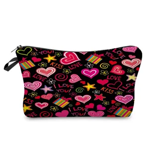 Vista detallada del neceser de maquillaje negro con diseño de estampado de corazones.