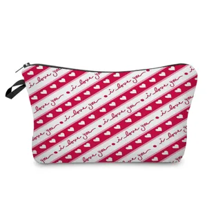Vista detallada del neceser de maquillaje con patrón de corazón rojo y elegante bolsa.