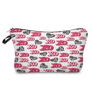 Amplio neceser de maquillaje con estampado XO rojo y corazones para almacenamiento diario.