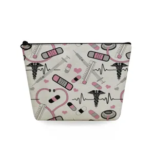 Primo piano della trousse per cosmetici con motivo medico carino e dettaglio zip.
