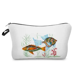 Detailansicht der niedlichen Kosmetiktasche mit Fisch-Motiv und robustem Reißverschluss.