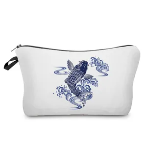 Nahaufnahme des weißen Kosmetiktäschchens mit blauem chinesischen Koi-Fisch-Druck.