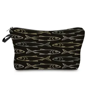 Detailaufnahme der schwarzen Kosmetiktasche mit Fisch-Muster und robustem Reißverschluss.