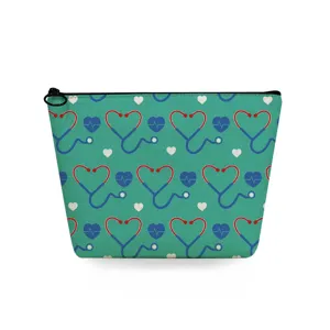 Primo piano dettagliato della borsa cosmetica verde teal con motivo stetoscopio cuore.