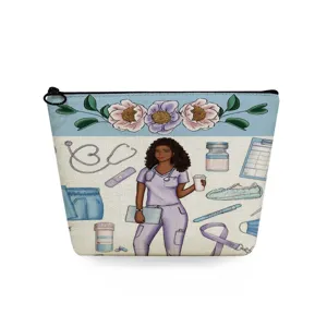 Vista dettagliata della borsa trucco stampa infermiera con grazioso design medico.