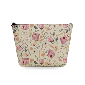 Vista dettagliata della simpatica borsa cosmetica con stampa infermiera, organizer portatile.
