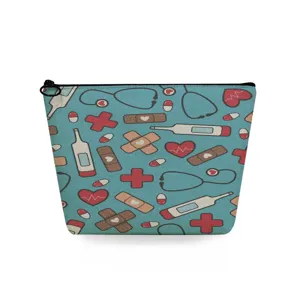 Dettaglio in primo piano di una borsa cosmetica blu con motivo medico e chiusura lampo.