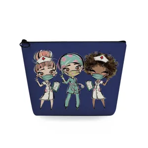 Pochette cosmetica blu con cerniera e simpatica stampa di cartoni animati di infermieri.