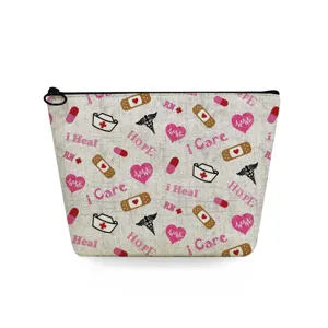 Dettaglio della pochette trucco con stampa infermiera carina e pratica chiusura a cerniera.