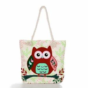 Vista detallada del bolso tote de lona con bonito diseño de búho y asas de cuerda.