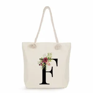 Detailansicht der Segeltuchtasche mit Blumenmuster und großem Buchstaben F Print.