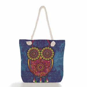 Bolso tote de lona con búho bohemio colorido y asas de cuerda para playa y viajes.