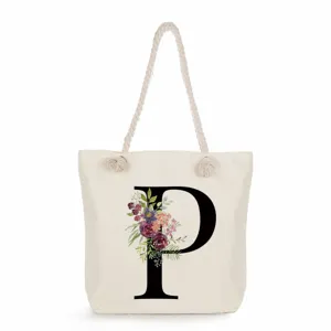 Detailansicht der Segeltuchtasche mit floralem Buchstaben P und dicken Seilgriffen.