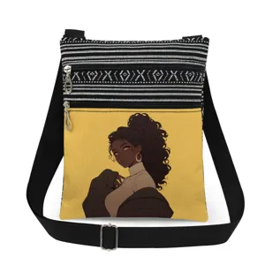 Gros plan sur l'illustration de la fille noire et la poche zippée du sac bandoulière.