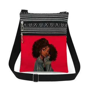 Détail du sac bandoulière imprimé fille noire, sac en toile zippé double compartiment.