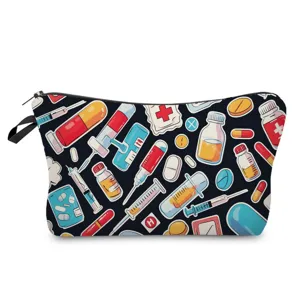 Vista dettagliata della trousse trucchi con stampa medica, astuccio nero con zip per cosmetici.