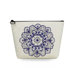 Tragbare Kosmetiktasche mit blau-weissem Porzellan Blumenmuster, ideale Make-up Aufbewahrung.