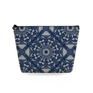 Blaues kosmetiktasche mit muster und reißverschluss, elegante make-up tasche für reisen.