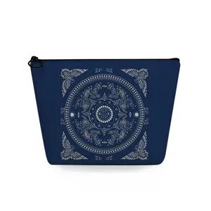 Blaues Kosmetiktäschchen mit weißem Muster, kompakte Make-up Tasche für Reise und Alltag.