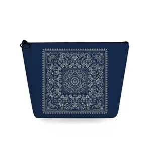 Nahaufnahme des feinen weißen orientalischen Musters und blauen Stoffes der Kosmetiktasche.