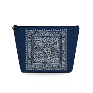 Detailansicht der blauen Kosmetiktasche mit Kleeblattmuster, tragbare Make-up-Tasche mit Reißverschluss.