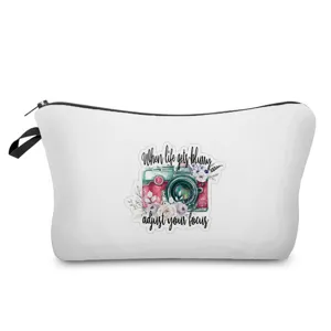 Detaillierte Nahaufnahme des weißen Kosmetiktasches mit Vintage-Kamera-Aquarellgrafik.