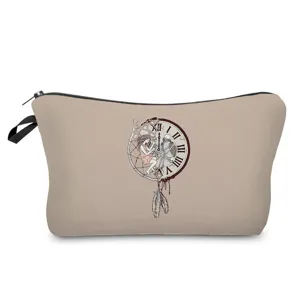 Detailansicht einer khakifarbenen Kosmetiktasche mit Gothic-Uhr-Illustration und Reißverschluss.