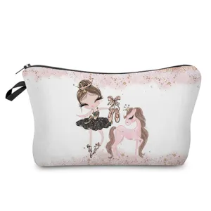 Detalle de primer plano del neceser de maquillaje con bailarina linda y un unicornio.