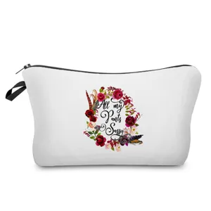 Detailansicht der weißen Kosmetiktasche mit Blumenkranzprint und Reißverschluss.