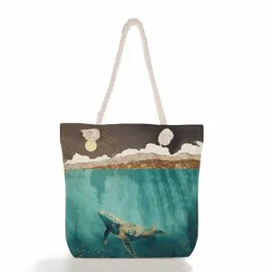 Λεπτομέλεια τσάντας shopper από καμβά με καλλιτεχνική φάλαινα και ανθεκτικά χερούλια από σχοινί.