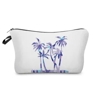 Detailansicht der Kosmetiktasche mit lila Palmenmuster, ideal für die Reiseaufbewahrung.