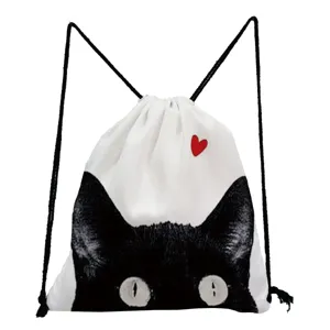 Détail gros plan du sac à dos cordon blanc avec motif chat noir et cœur rouge.