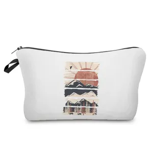 Detailansicht einer Kosmetiktasche mit vintage Sonnenuntergang Berg Landschaft Motiv.