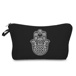 Nahaufnahme des schwarzen Kosmetikbeutels mit filigranem weißem Mandala Hamsa Hand-Druck.