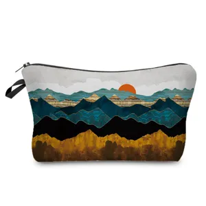 Vue rapprochée de la trousse de maquillage imprimée paysage abstrait avec fermeture éclair.