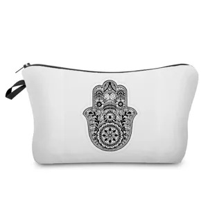 Nahaufnahme des weißen Kosmetikbeutels mit filigranem schwarzem Hamsa-Mandala-Druck.