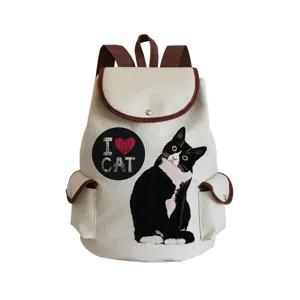 Detailansicht des Segeltuch-Rucksacks mit schwarzem Katzen-Print und braunem Leder.
