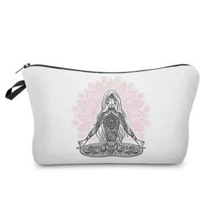 Detaillierte Nahaufnahme des filigranen Mandala-Yoga-Drucks auf der weißen Kosmetiktasche.