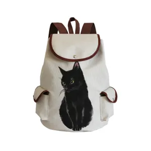 Nahaufnahme des Segeltuch-Rucksacks mit dem schwarzen Katzen-Print und braunen Lederdetails.