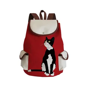 Nahaufnahme zeigt die niedlichen Schwarz-Weiß-Katzen-Druckdetails auf diesem roten Rucksack.