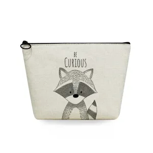 Leinwand Make-up-Tasche mit Waschbär-Print und Reißverschluss Detail für die tägliche Aufbewahrung.