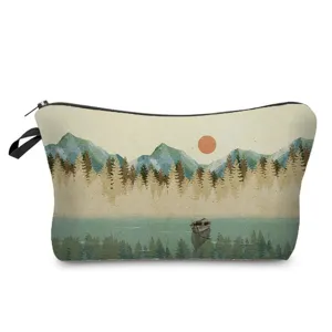 Vue détaillée de la trousse de toilette portable avec impression de paysage aquarelle.