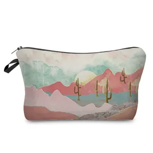 Gros plan détaillé de la trousse de maquillage imprimée avec un paysage aquarelle.