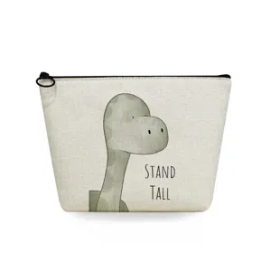 Nahaufnahme des beige Canvas Kosmetiktäschchens mit niedlichem Dinosaurier und Text.