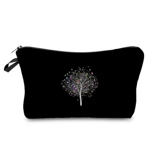 Detailansicht der schwarzen Kosmetik Tasche mit buntem Baumdruck und Reissverschluss.