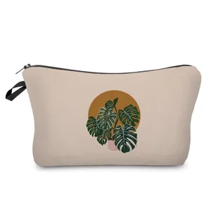 Detailansicht der Kosmetiktasche mit Boho Monstera Pflanzenprint aus Leinen für Reisen und Alltag.