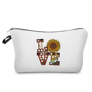 Nahaufnahme der Reisetasche mit Blumendruck, Liebes-Motiv und robustem Reißverschluss.